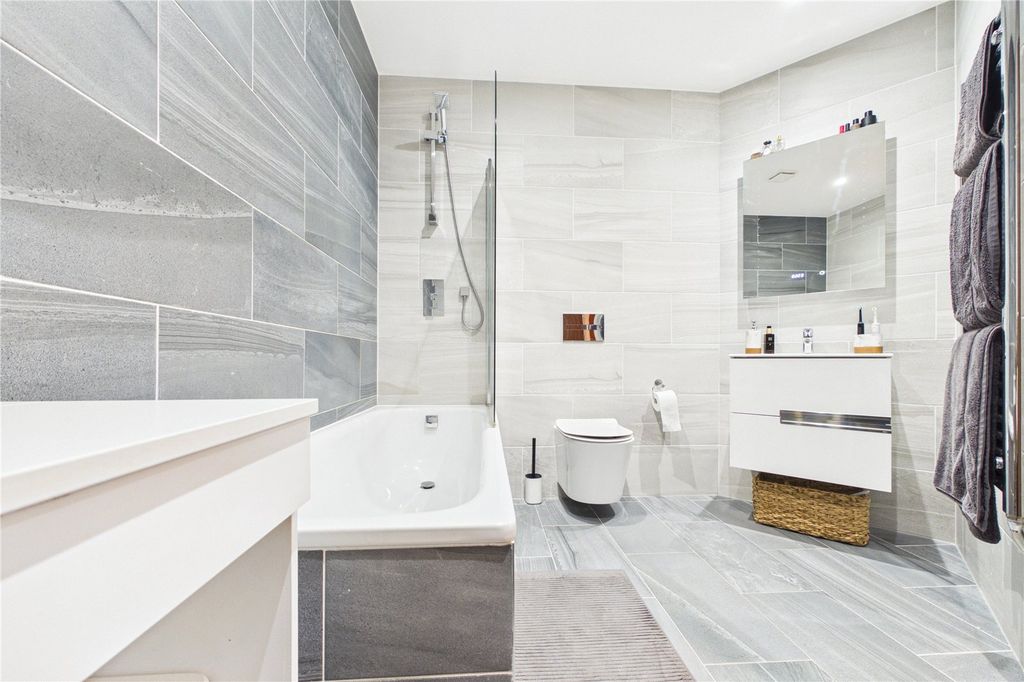 Property photo 3 of 9 Bathroom