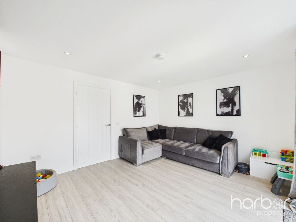 Property photo 3 of 17 5216934