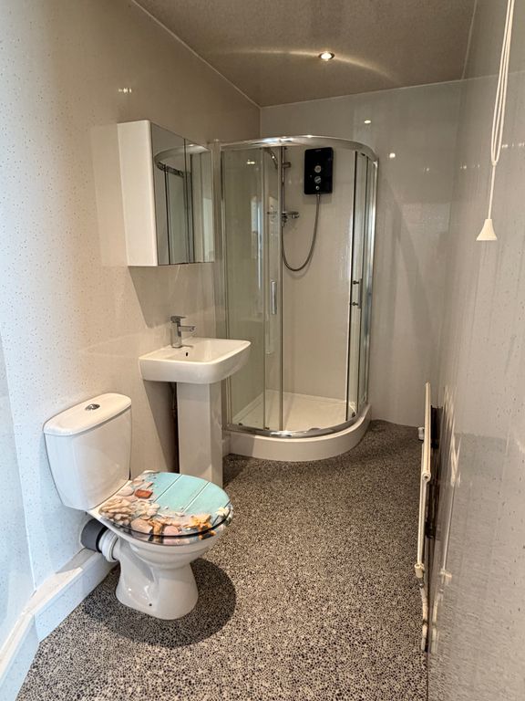 Property photo 3 of 9 En-Suite Bathroom