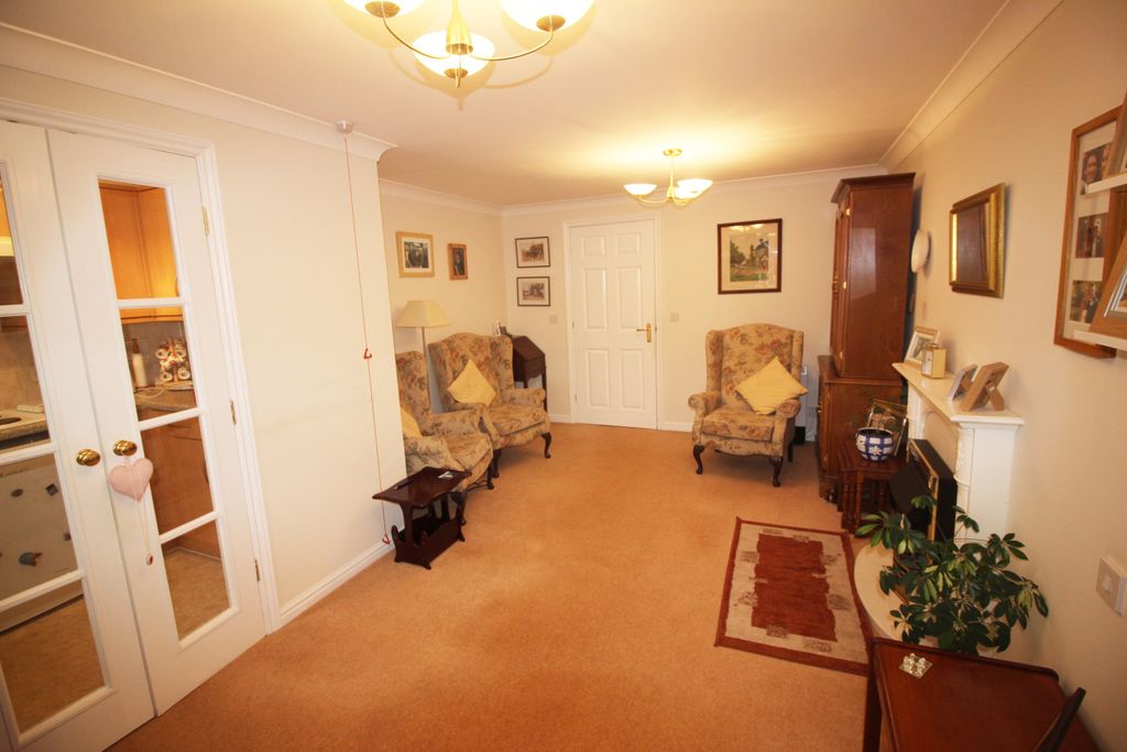 Property photo 3 of 8 Lounge