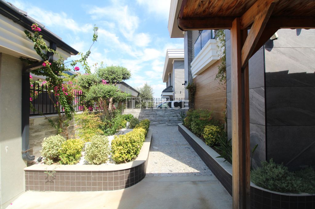 Property photo 3 of 35