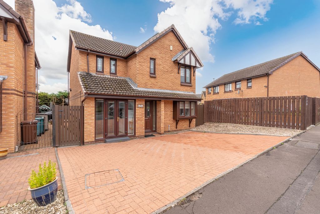 Property photo 1 of 36 4 Bedroom Detached For Sale