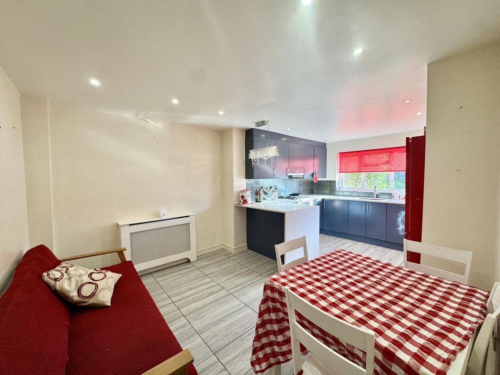 Property photo 3 of 11 Kitchen