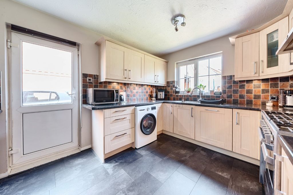 Property photo 3 of 16 Kitchen