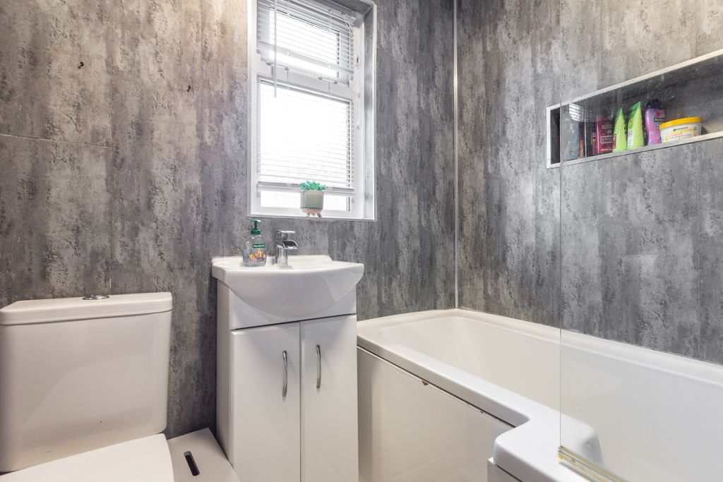 Property photo 3 of 21 25 Glenluce Drive-12