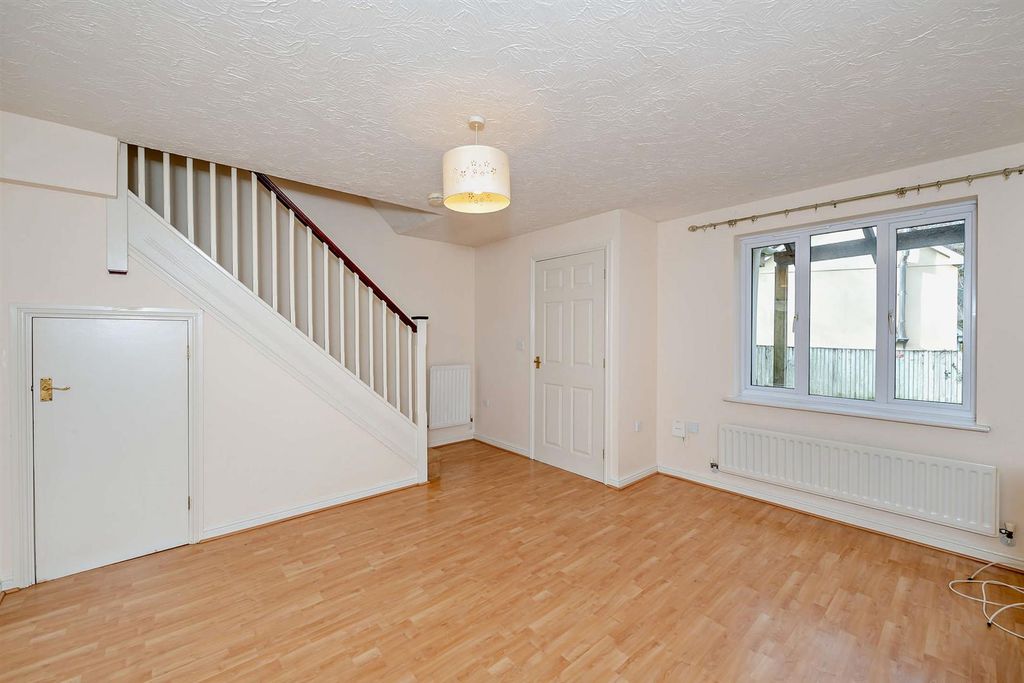 Property photo 2 of 17 8681383-Interior02-800.Jpg
