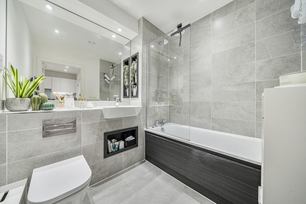 Property photo 3 of 17 Bathroom