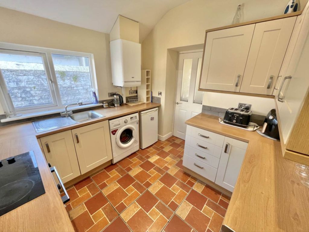 Property photo 3 of 14 Kitchen