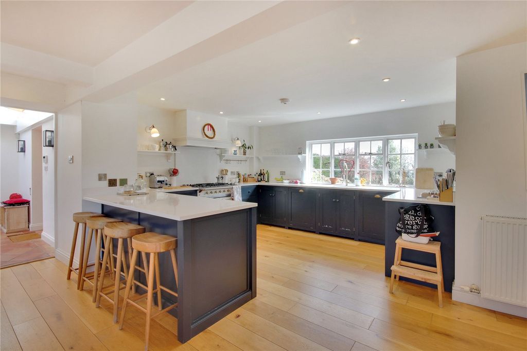 Property photo 2 of 16 Kitchen/Breakfast