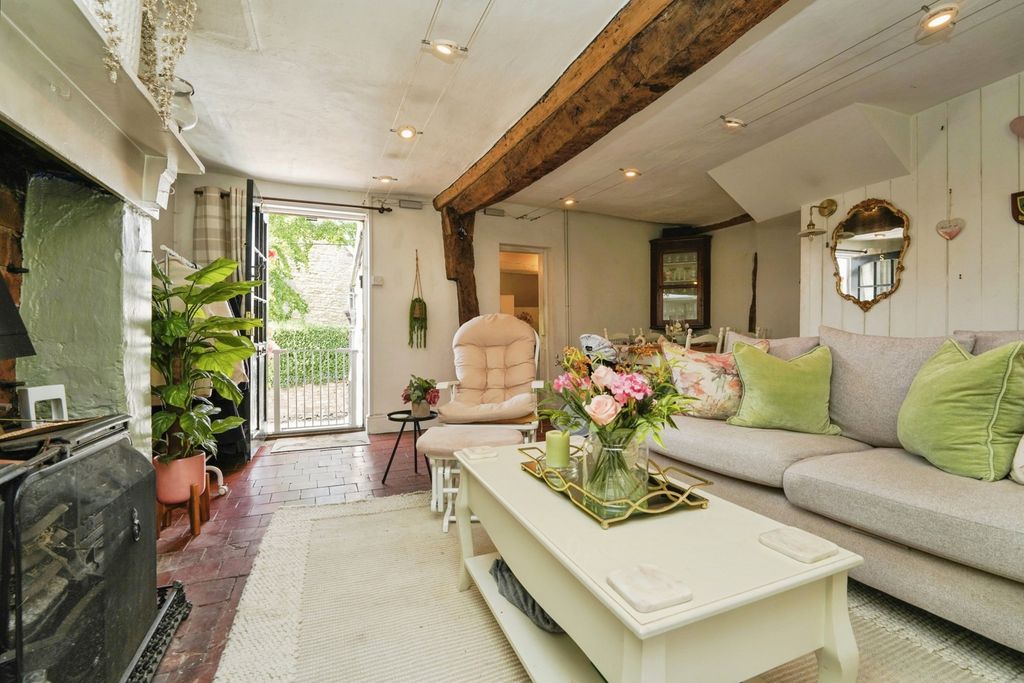 Property photo 3 of 18 Lounge