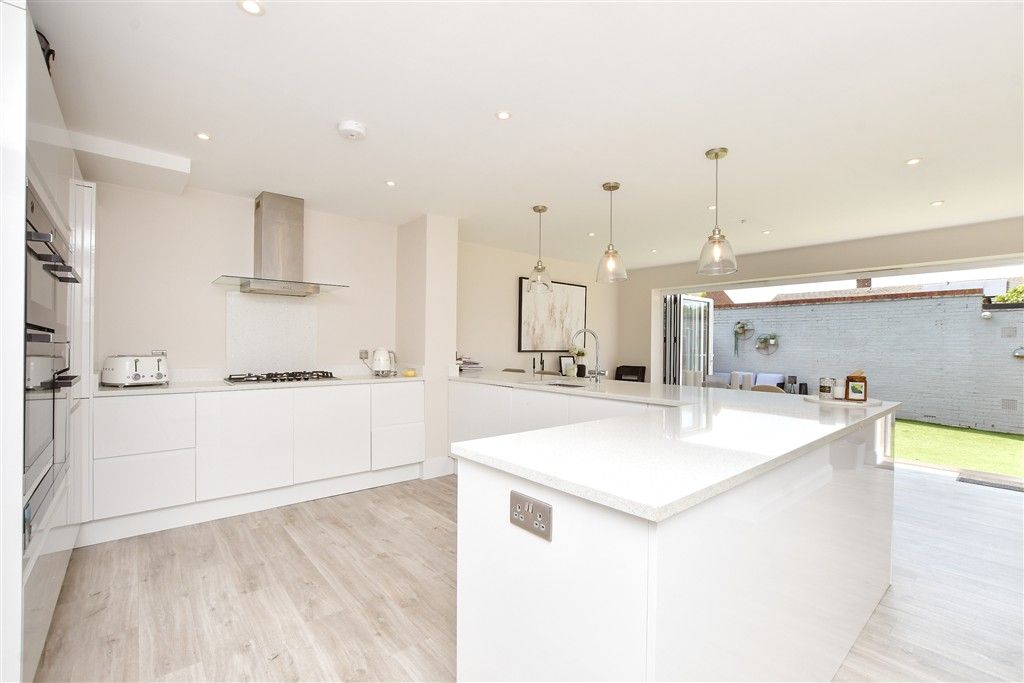 Property photo 3 of 12 Kitchen