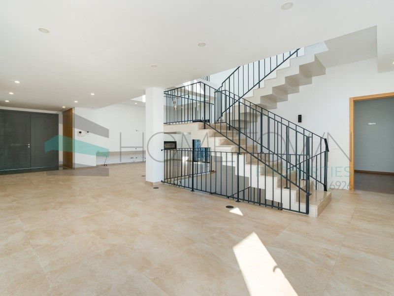 Property photo 2 of 31