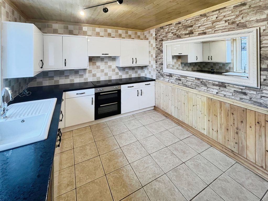 Property photo 3 of 12 Kitchen