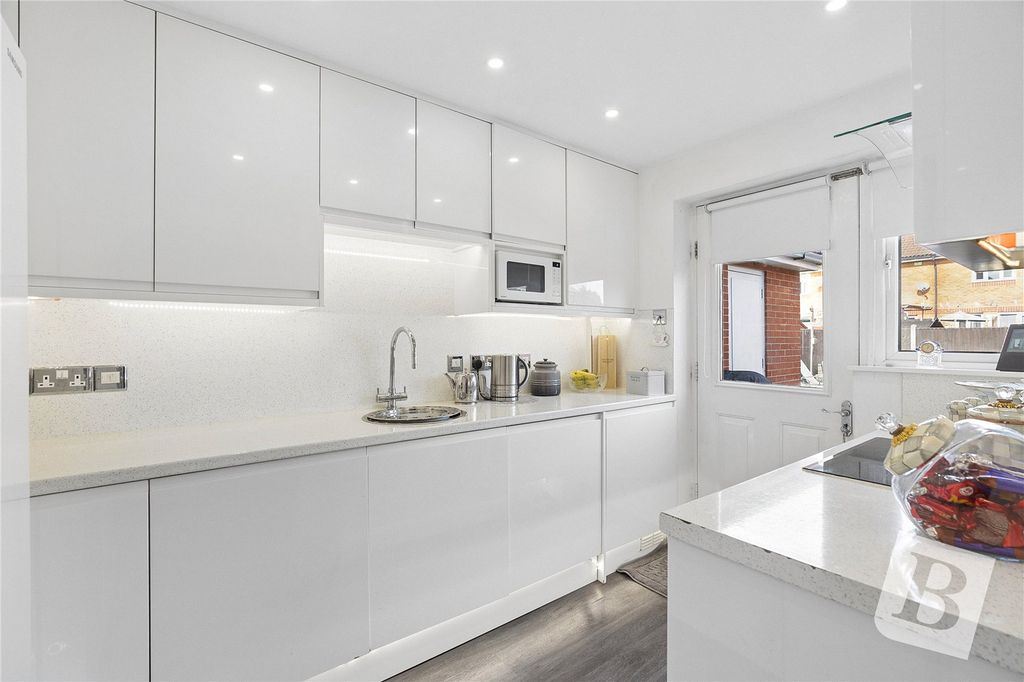 Property photo 3 of 19 Kitchen