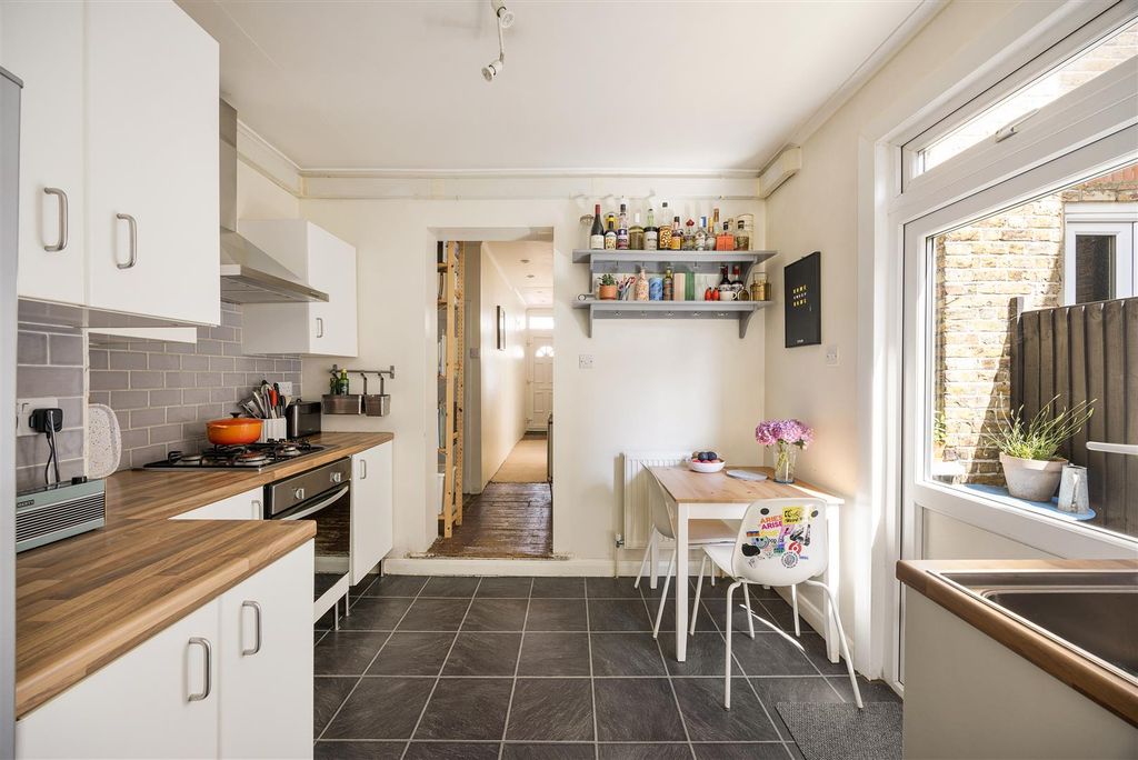 Property photo 3 of 21 Bakers Avenue, E17