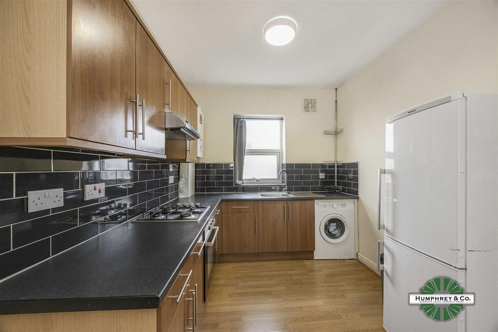 Property photo 3 of 10 401-403 Hoe Street -008.Jpg