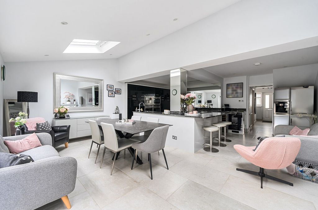 Property photo 1 of 22 1340986-8-68A3320...