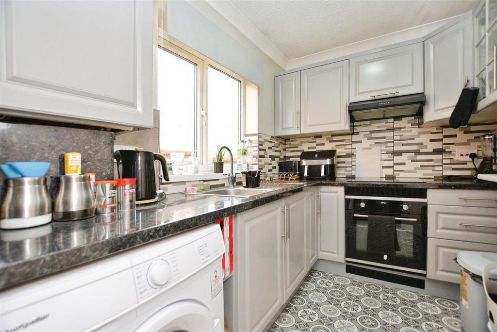 Property photo 3 of 8 Kitchen