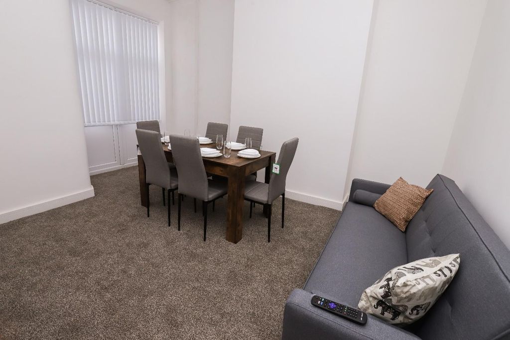 Property photo 3 of 15 11 Clairville #5.Jpg