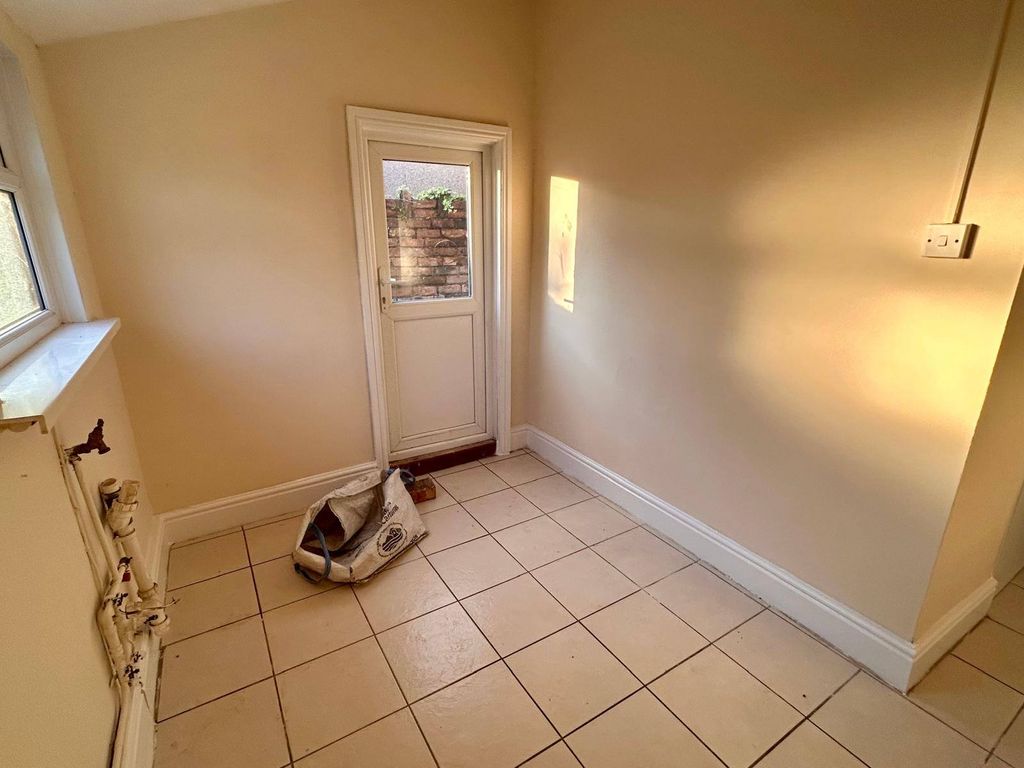 Property photo 3 of 9 29 Sandfields Road 3