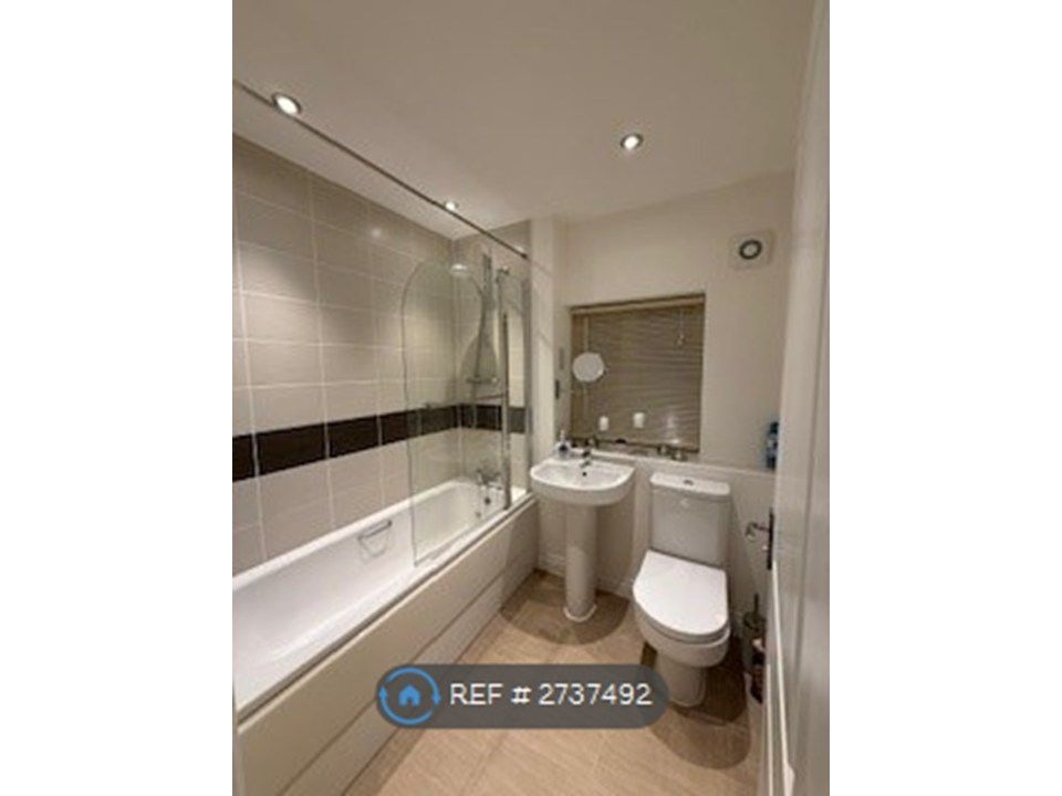 Property photo 2 of 9 Bathroom