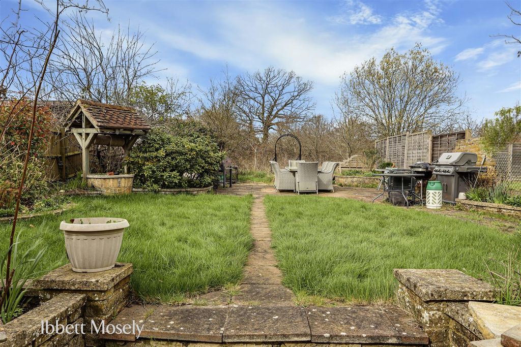Property photo 1 of 10 13 Garden.Jpg