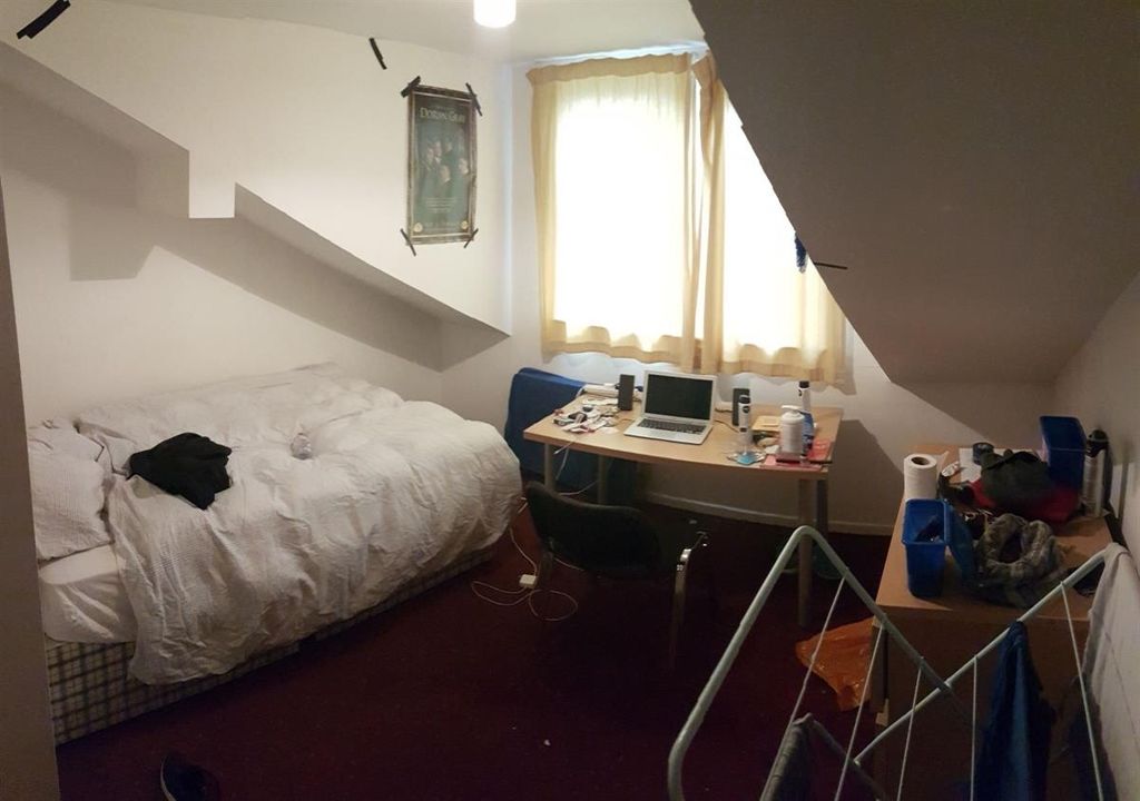 Property photo 3 of 12 A Cozy Bedroom With A Double Bed, Natural Light St...