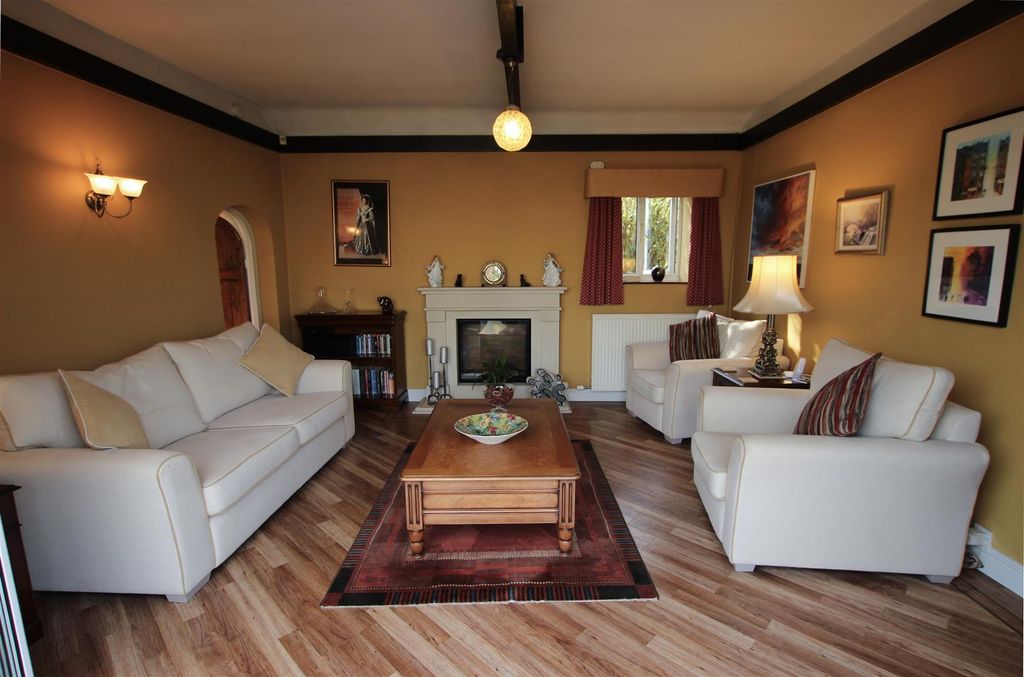 Property photo 3 of 42 Lounge