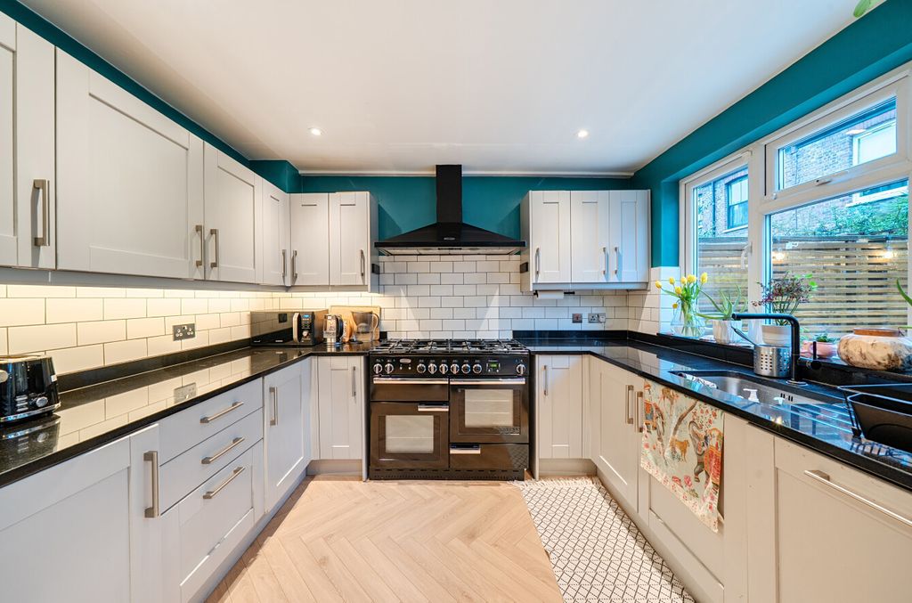 Property photo 3 of 23 1394380-10-694407...