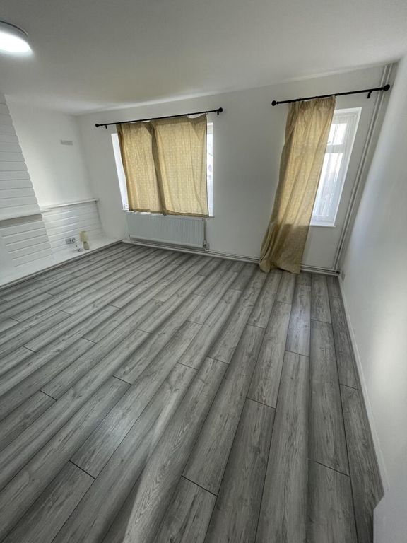 Property photo 2 of 9 Bedroom