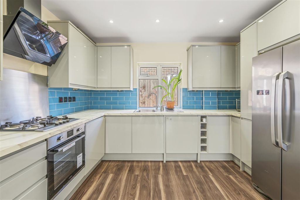 Property photo 2 of 36 49 Orchard Way Ashford Tw15 3Au-14.Jpg