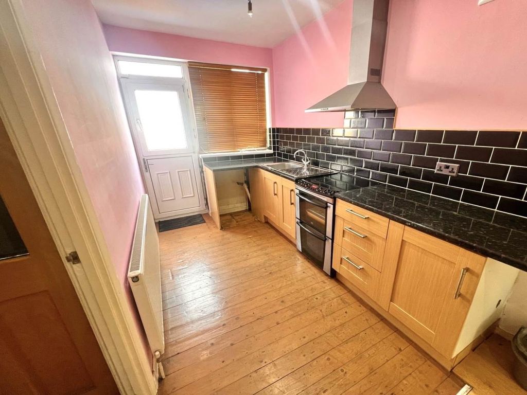 Property photo 3 of 16 52 Oxford St Kitchen