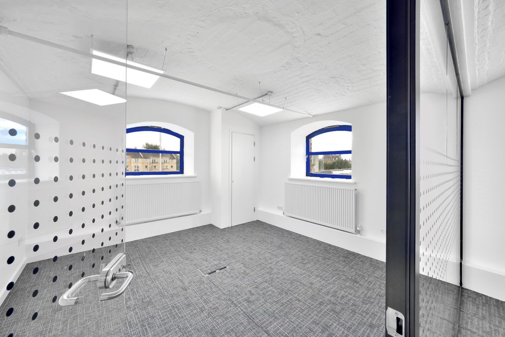 Property photo 2 of 11 Serviced Office