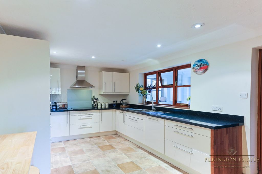 Property photo 3 of 22 4570485