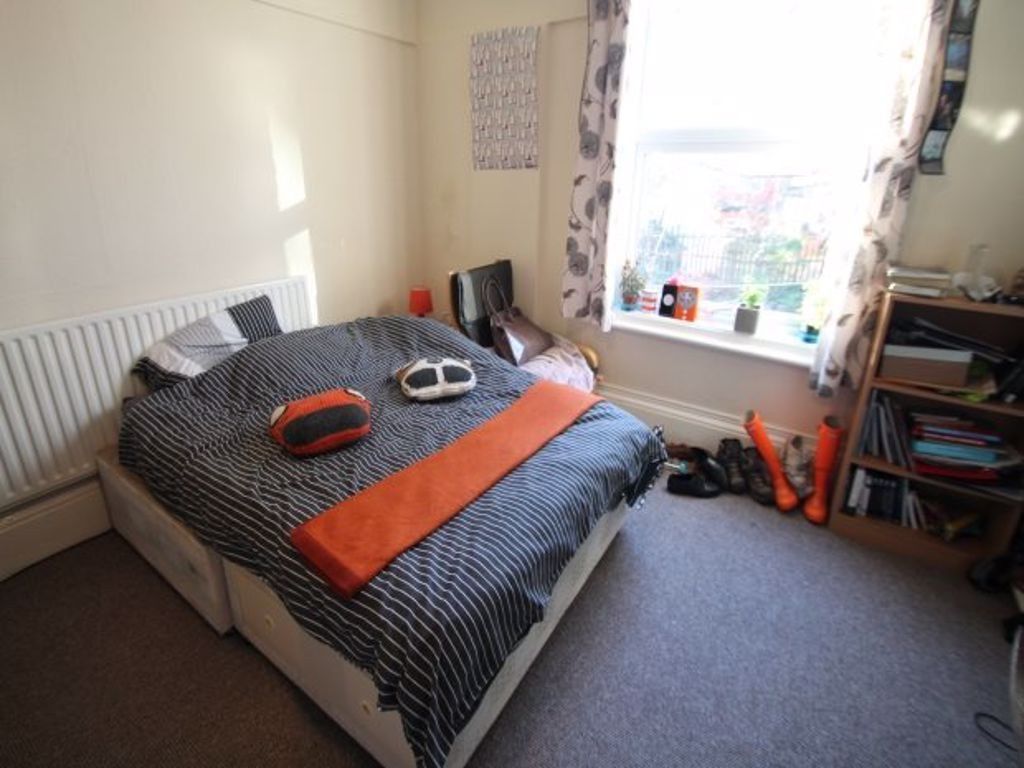 Property photo 3 of 8 A Cozy Double Bedroom Featuring A Comfortable Bed,...