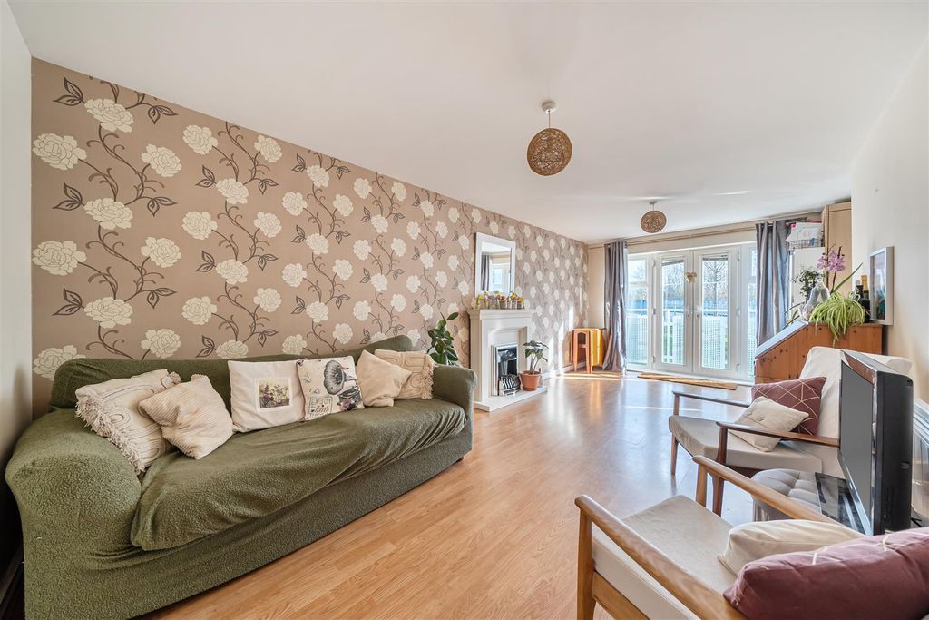 Property photo 3 of 14 Kitchen / Lounge / Diner