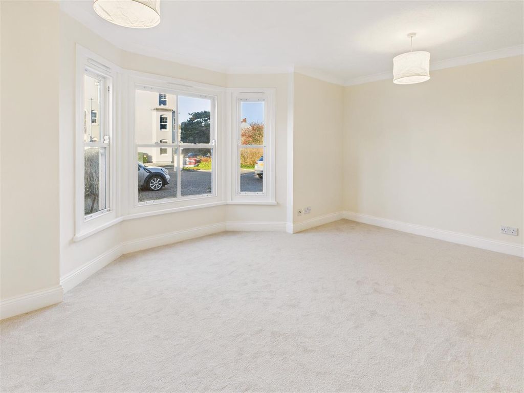 Property photo 3 of 16 Lounge