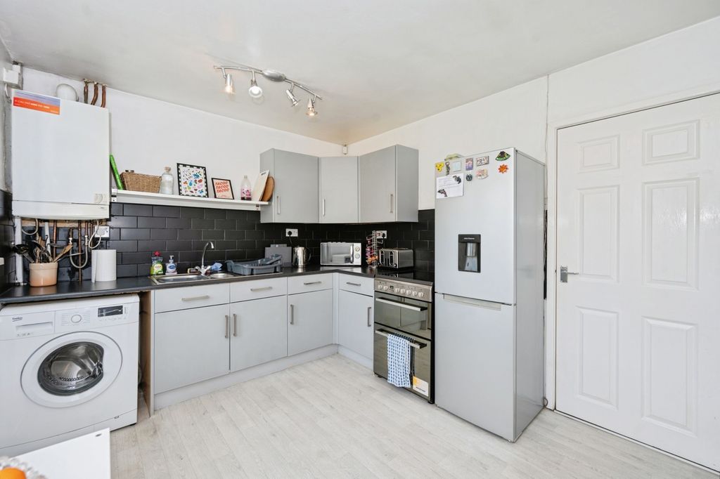Property photo 3 of 17 Kitchen