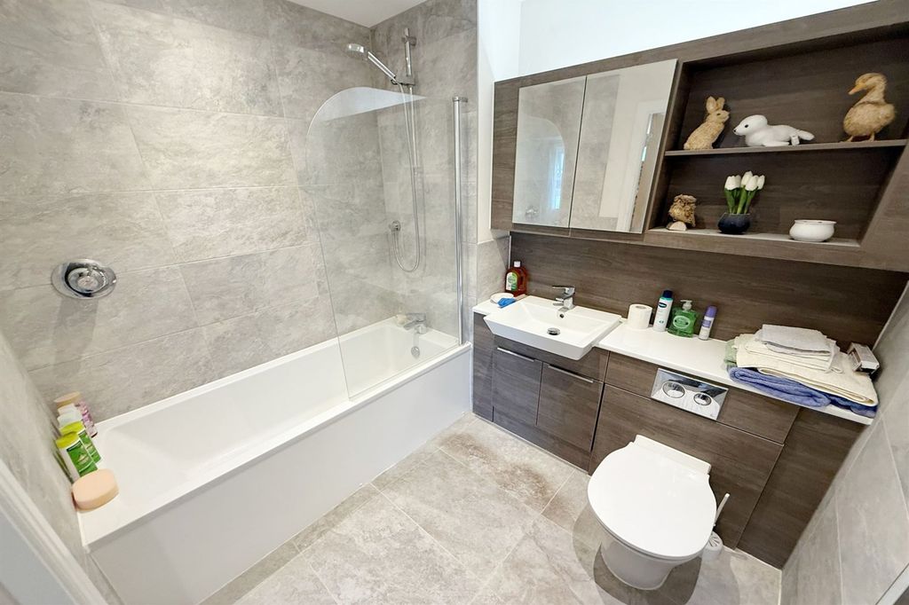 Property photo 2 of 14 Family Bathroom