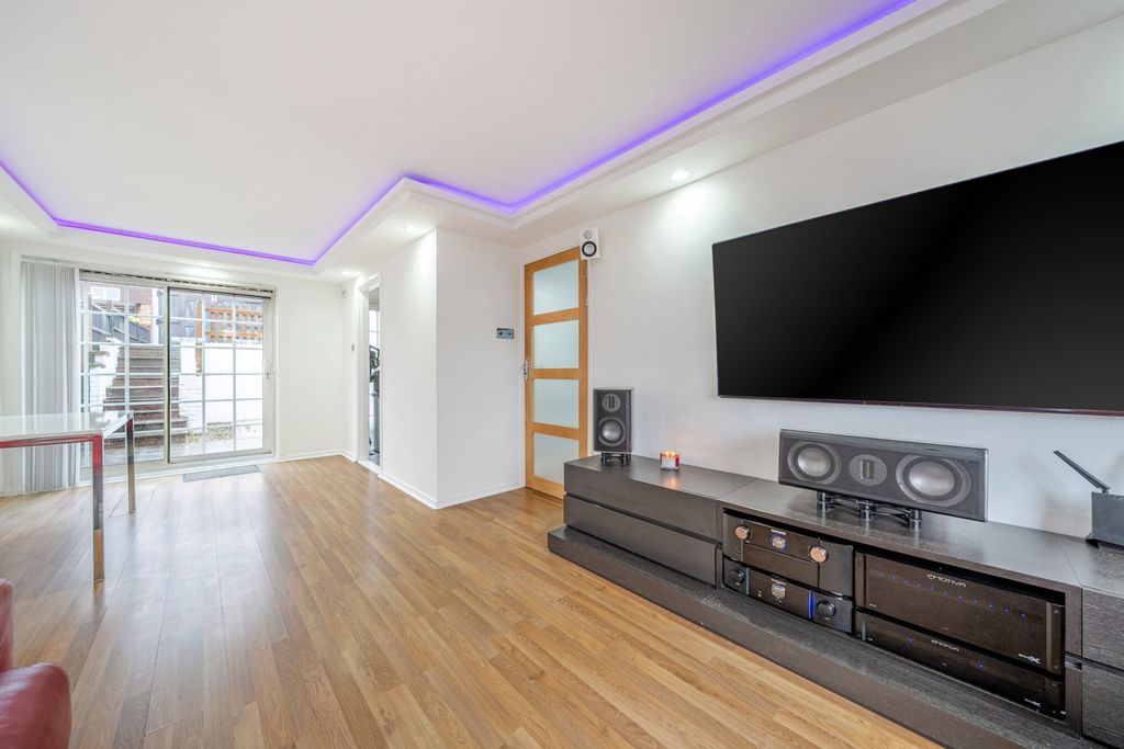 Property photo 3 of 25 Reception