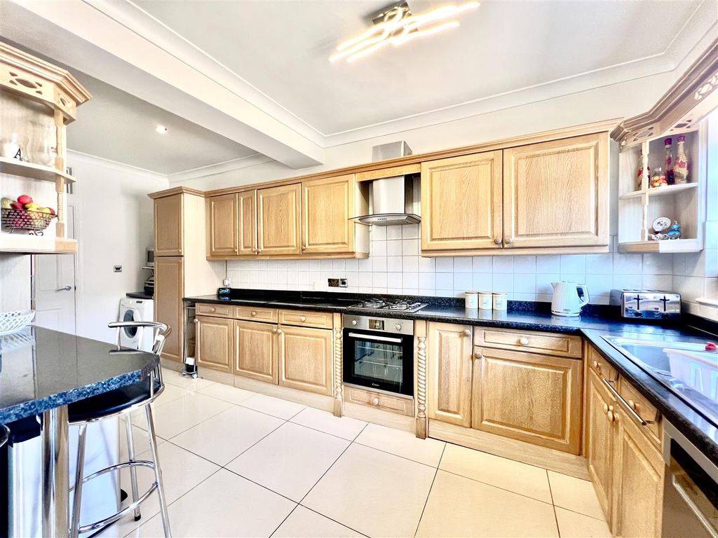 Property photo 2 of 12 Kitchen