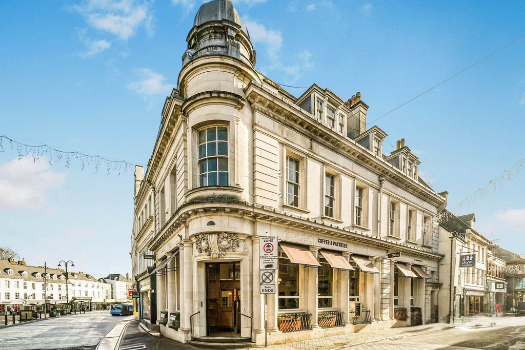 Property photo 1 of 11 2 Market Place, Cirencester, Gl7 2Ns