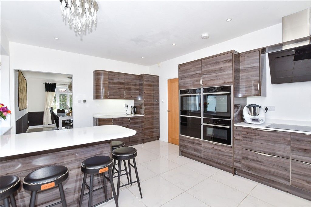 Property photo 2 of 15 Kitchen/Breakfast Area