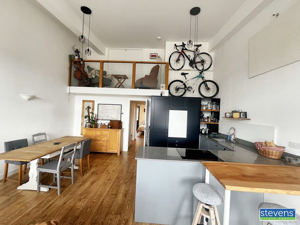 Property photo 3 of 20 Image00025