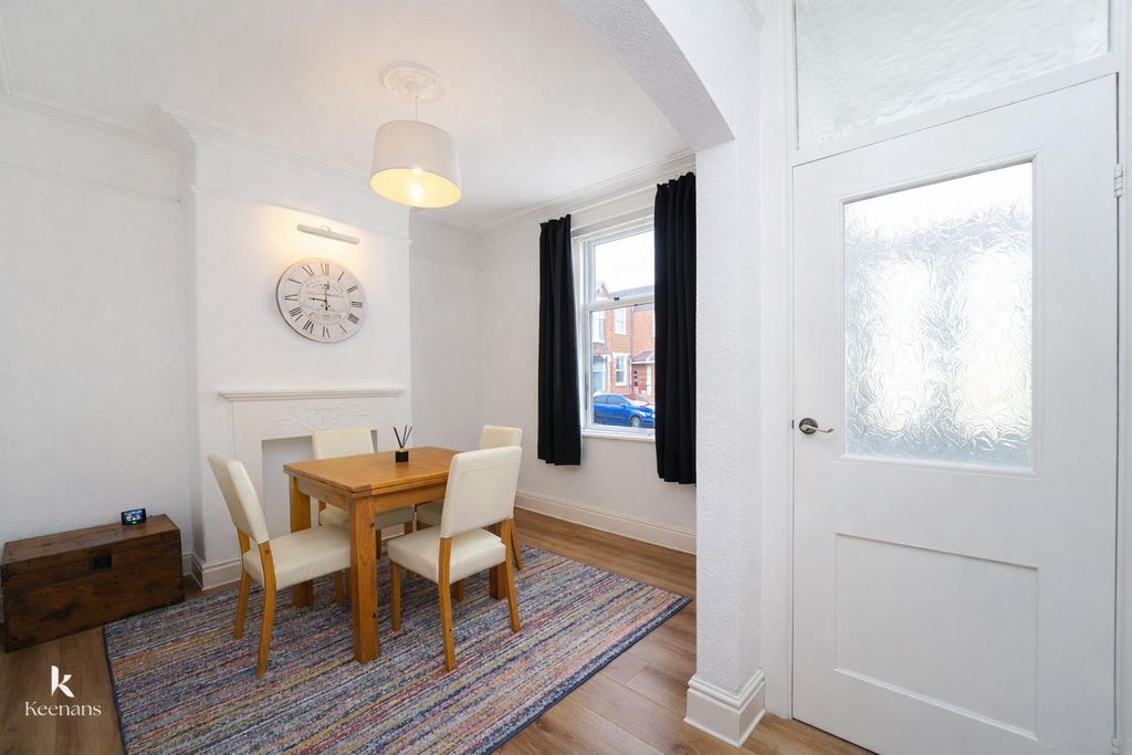 Property photo 1 of 18 Bright And Inviting Dining Room Scene.Png