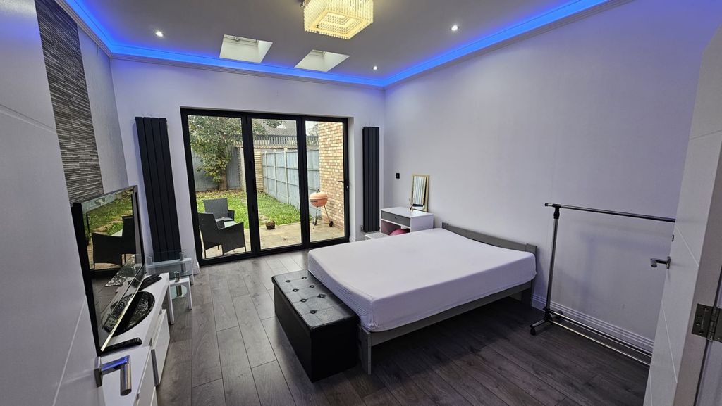 Property photo 1 of 18 Luxurious 4 Bedroom House