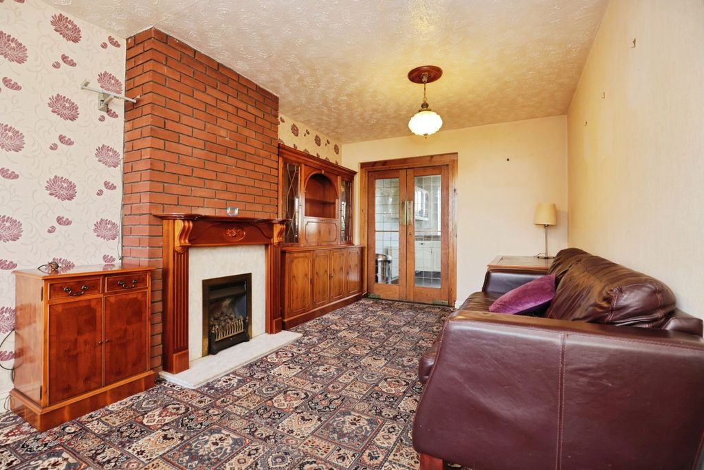 Property photo 3 of 16 Lounge