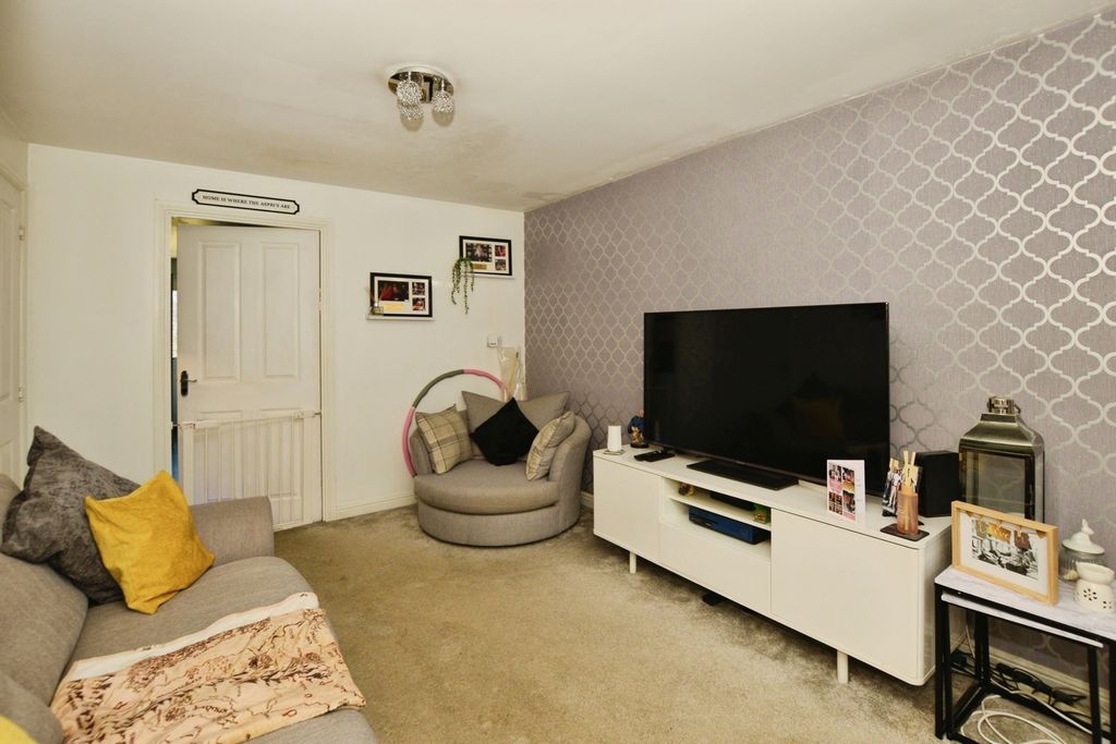 Property photo 3 of 14 Lounge