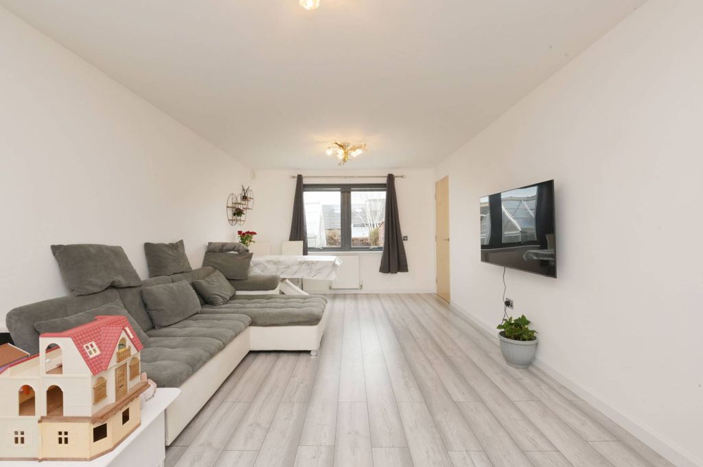 Property photo 2 of 26