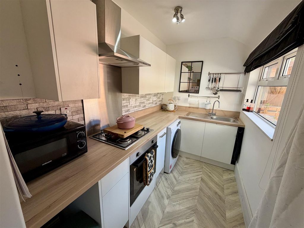 Property photo 3 of 17 Kitchen